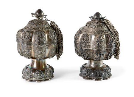 COPPIA DI BRUCIAPROFUMI ORIENTALI IN ARGENTO Peso gr 230 Interamente sbalzati...