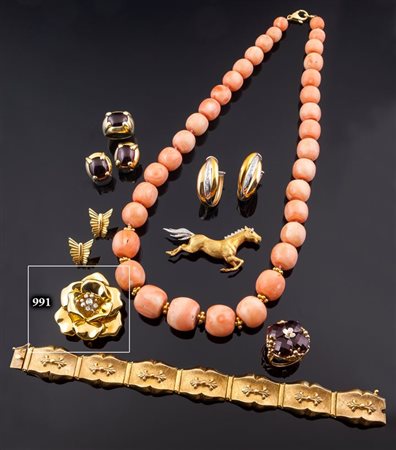 SPILLA Peso gr 17,2 In oro giallo a forma di rosa con al centro diamanti...