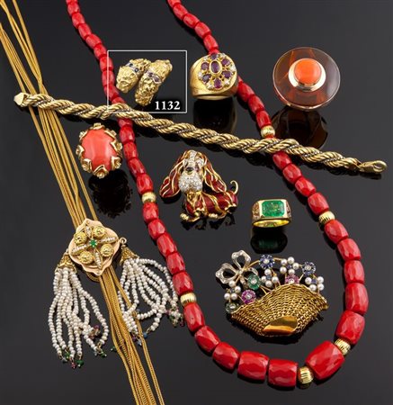 ANELLO Peso gr 15,2 Misura in oro giallo, modello contrariè, lavorato con...