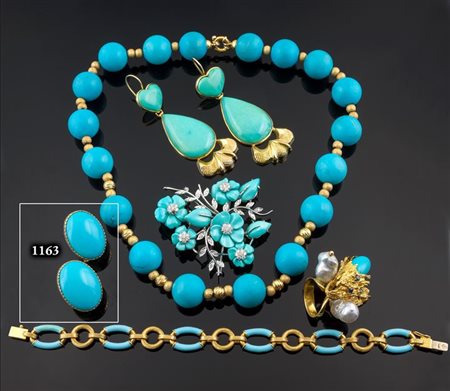 COPPIA DI ORECCHINI Peso gr 14,6 in oro giallo con due turchesi ovali