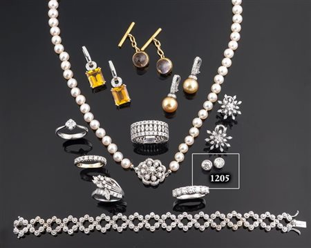 COPPIA DI ORECCHINI Peso gr 2,8 in oro bianco, a lobo, con due diamanti...