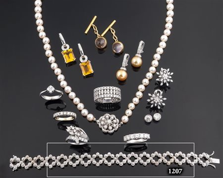 BRACCIALE Peso gr 34,2 in oro bianco, lavorato a forma di fiori stilizzati,...