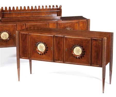 Credenza con specchio Produzione: Colli, 1950 Credenza in noce a ripiani e...
