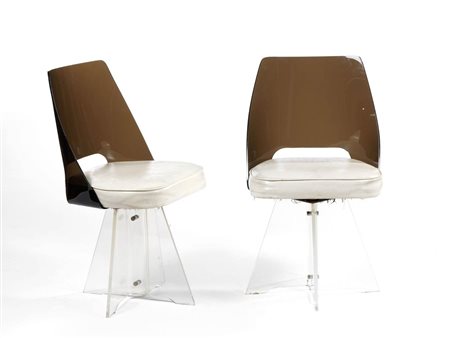 Due poltroncine Usa, 1960 Struttura in lucite fumè con gambe trasparenti....