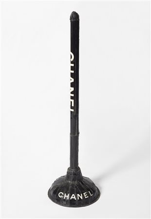 Tom Sachs (1966) Chanel Scultura in cartone e silicone cm 52h Iscrizione...