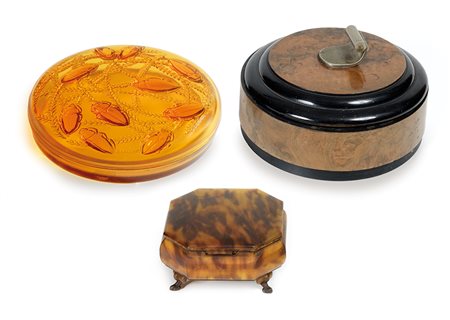 Lotto unico di tre scatole a) Porta bon-bon in vetro giallo di Renè Lalique...