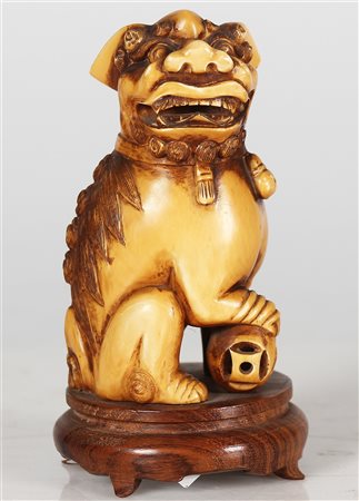 MANIFATTURA CINESE DEL XX SECOLO Cane di fo'. Avorio. Cm 7,00 x 10,50 x 5,50.