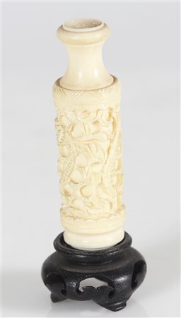 MANIFATTURA CINESE DEL XX SECOLO Zanna intagliata. Avorio. Cm 6,50 x 11,00 x...