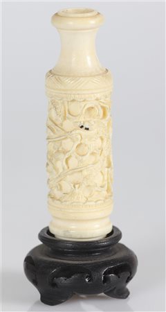 MANIFATTURA CINESE DEL XX SECOLO Zanna intagliata. Avorio. Cm 5,50 x 10,00 x...