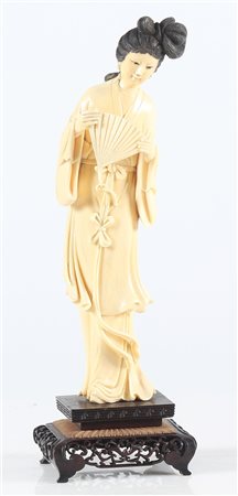 MANIFATTURA CINESE DEL XIX SECOLO Fanciulla con ventaglio e capelli neri....