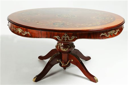 MANIFATTURA ITALIANA DEGLI INIZI DEL XX SECOLO Tavolo in stile Carlo X...