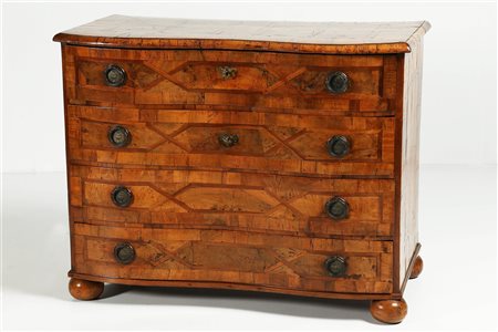 MANIFATTURA ITALIANA DEL XIX SECOLO Cassettone lastronato e filettato in...