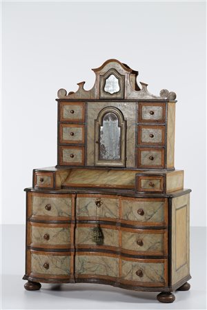 MANIFATTURA ITALIANA DEL XIX SECOLO Mobile laccato e decorato a motivi...