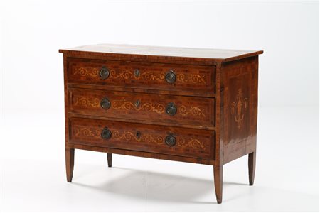 MANIFATTURA LOMBARDA DEL XVIII SECOLO Cassettone lastronato e intarsiato....