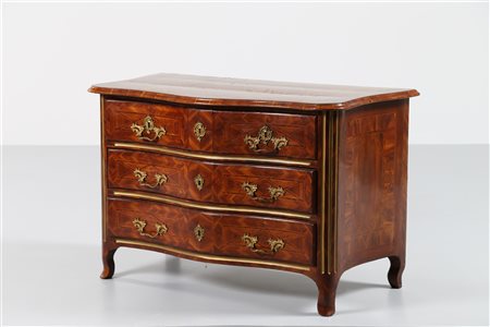 MANIFATTURA FRANCESE DEL XIX SECOLO Cassettone mosso sul fronte e radicato in...