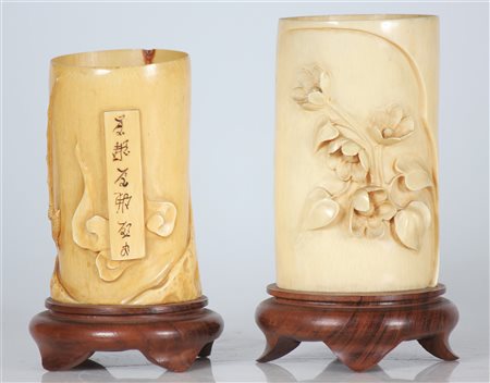 MANIFATTURA CINESE DEL XIX SECOLO Coppia di piccoli vasi. 1910. Avorio...