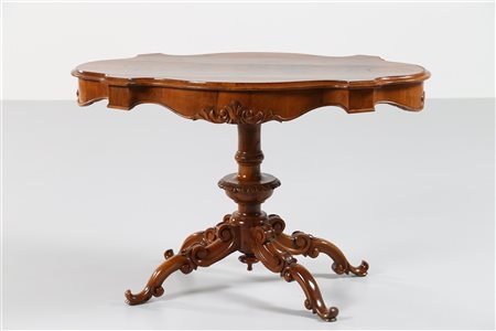 MANIFATTURA LOMBARDA DEL XIX SECOLO Tavolo sagomato e radicato in legno di...