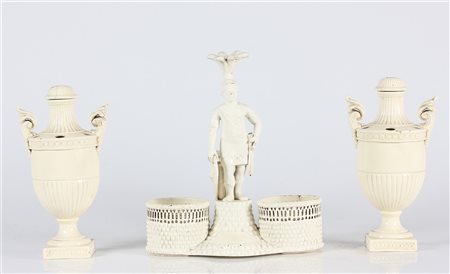 MANIFATTURA DI CAPODIMONTE, NAPOLI Lotto composto da un calamaio e due porta...