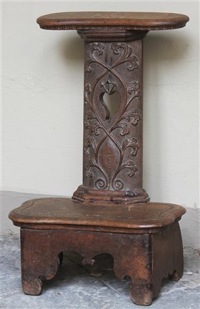 MANIFATTURA TRENTINA DEL XVII SECOLO Inginocchiatoio in legno di noce...