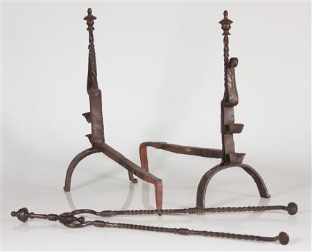 MANIFATTURA DEL XVII SECOLO Coppia di alari. Ferro battuto. .