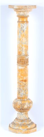 MANIFATTURA DEL XIX SECOLO Colonna in marmo scolpito. Marmo. Cm 20,00 x 107,00.