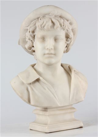 MANIFATTURA ITALIANA Bimbo con cappello. Marmo. Cm 33,00 x 50,00 x 15,00....