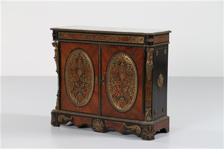 MANIFATTURA DEL XIX SECOLO Credenza in legno ebanizzato decorata con bronzi...