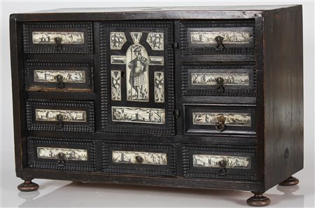 MANIFATTURA LOMBARDA DEL XVIII SECOLO Monetiere. Legno ebanizzato e avorio....