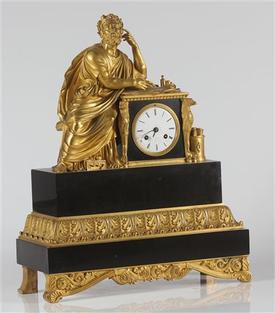 MANIFATTURA FRANCESE DEL XIX SECOLO Orologio da tavolo in bronzo dorato a...
