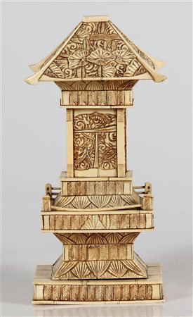MANIFATTURA CINESE DEL XIX SECOLO Modello di tempio. Avorio inciso. Cm 12,50...