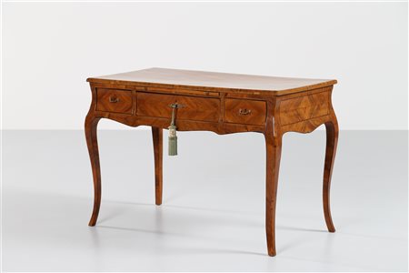 MANIFATTURA DEL XIX SECOLO Elegante Scrivania in radica di noce con gambe a...