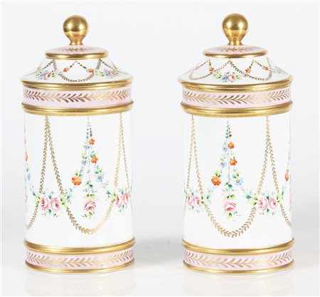 MANIFATTURA FRANCESE DEL XX SECOLO Coppia di vasi dipinti a mano a motivi...