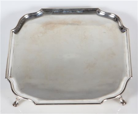 MANIFATTURA INGLESE DEL XX SECOLO. Elegante vassoio sagomato. Argento. Cm...