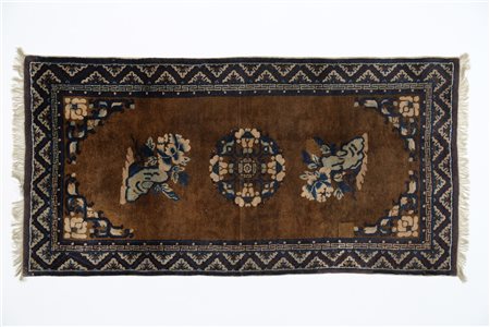 CINA Tappeto orientale. Pechino. 1930. Lana e cotone. Cm 78,00 x 155,00....