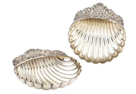 DUE CESTINI A CONCHIGLIA IN METALLO ARGENTATO TWO SILVERED METAL BASKETS...