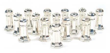 OTTO COPPIE DI SALIERINE SEGNAPOSTO IN METALLO A SET OF EIGHT METAL SALT AND...