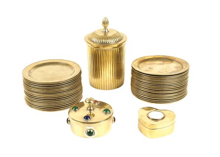 LOTTO DI 43 OGGETTI IN METALLO DORATO composto da 40 sottobicchieri e 3...