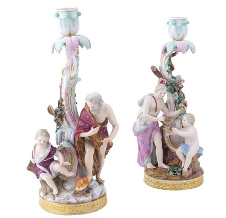 MEISSEN, COPPIA DI CANDELIERI IN PORCELLANA POLICROMA XIX Sec. raffiguranti...