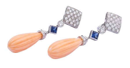 ORECCHINI PENDENTI IN ORO BIANCO 18 KT con due coralli peau d'ange a goccia...