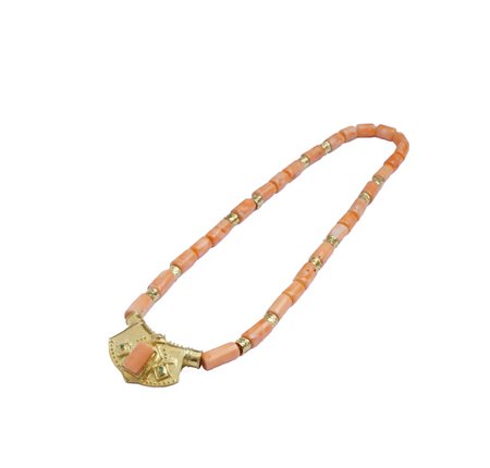 COLLANA IN CORALLO ROSA con centrale ed elementi in oro giallo 18kt,...