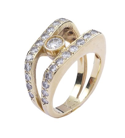 ANELLO A MOTIVO GEOMETRICO IN ORO GIALLO 14KT con un diamante taglio...