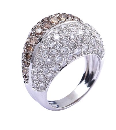 ANELLO IN ORO BIANCO 18 KT CON PAVè DI DIAMANTI bianchi e brown per un totale...
