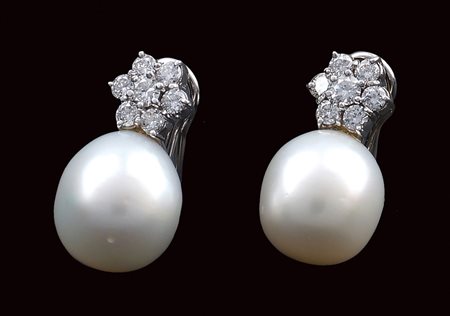 ORECCHINI IN ORO BIANCO 18KT CON PERLE SOUTH SEA di mm. 14,5 circa sormontati...