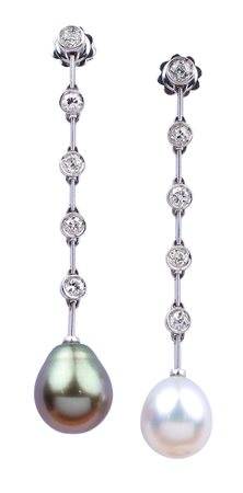 ORECCHINI PENDENTI IN ORO BIANCO 18KT e diamanti taglio brillante per ct 1,80...