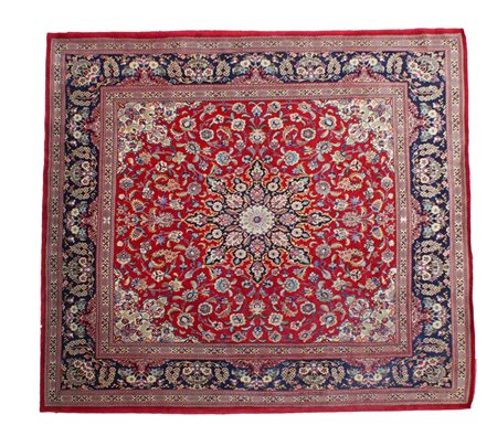TAPPETO KUM SU FONDO ROSSO Persia A KUM CARPET Persia On red ground 241x245 cm.