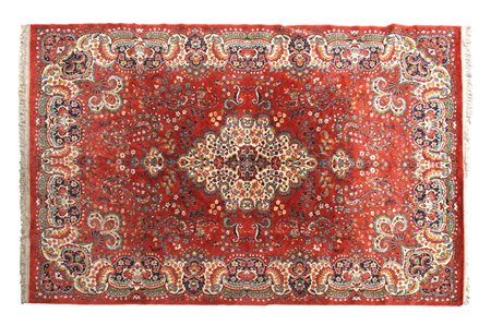 TAPPETO MECCANICO XX Sec. a disegni orientali su fondo rosso A CARPET OF...