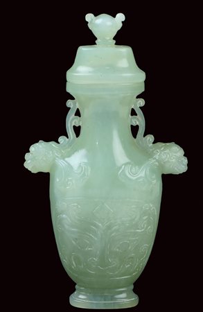 VASO CON COPERCHIO IN GIADEITE Cina, XX Sec. poggiante su base in legno...