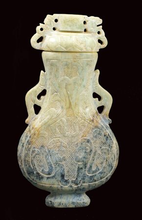 VASETTO CON COPERCHIO IN MARMO Cina, XIX Sec. inciso e traforato a motivi di...