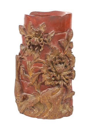 VASETTO IN BAMBU' Cina, XIX Sec. dipinto nella tonalita' del rosso ed...