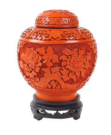 SCATOLA PORTA THE IN LACCA ROSSA CON DRAGHI Cina, XX Sec. poggiante su base...